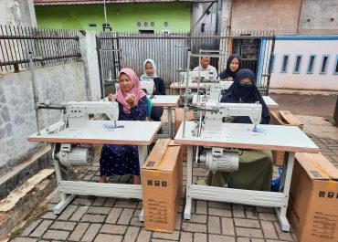 Yayasan Islah Bina Umat Berikan Bantuan 5 Mesin Jahit untuk Keluarga di Cileungsi