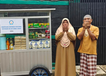 Penyerahan Bantuan Gerobak Dagang dari Yayasan Islah Bina Umat